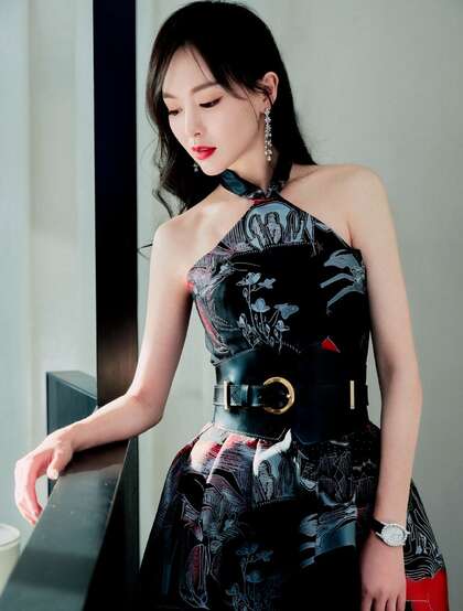 唐嫣代言某手表品牌性感写真，身着复古中国风吊带礼服，香肩锁骨迷人