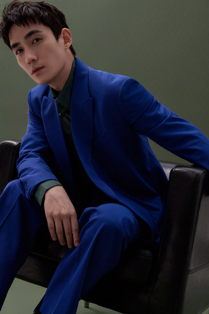 湖北籍帅哥朱一龙蓝色西服套装穿搭，尽显绅士气质帅气写真照片图片