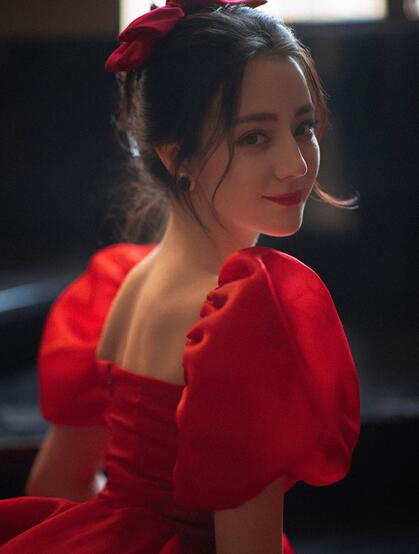 迪丽热巴大红长裙着身，尽显娇艳美丽大方气质