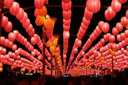 夜晚，挂着满满灯笼，元宵节日气氛浓厚的台湾庙会唯美壁纸图片