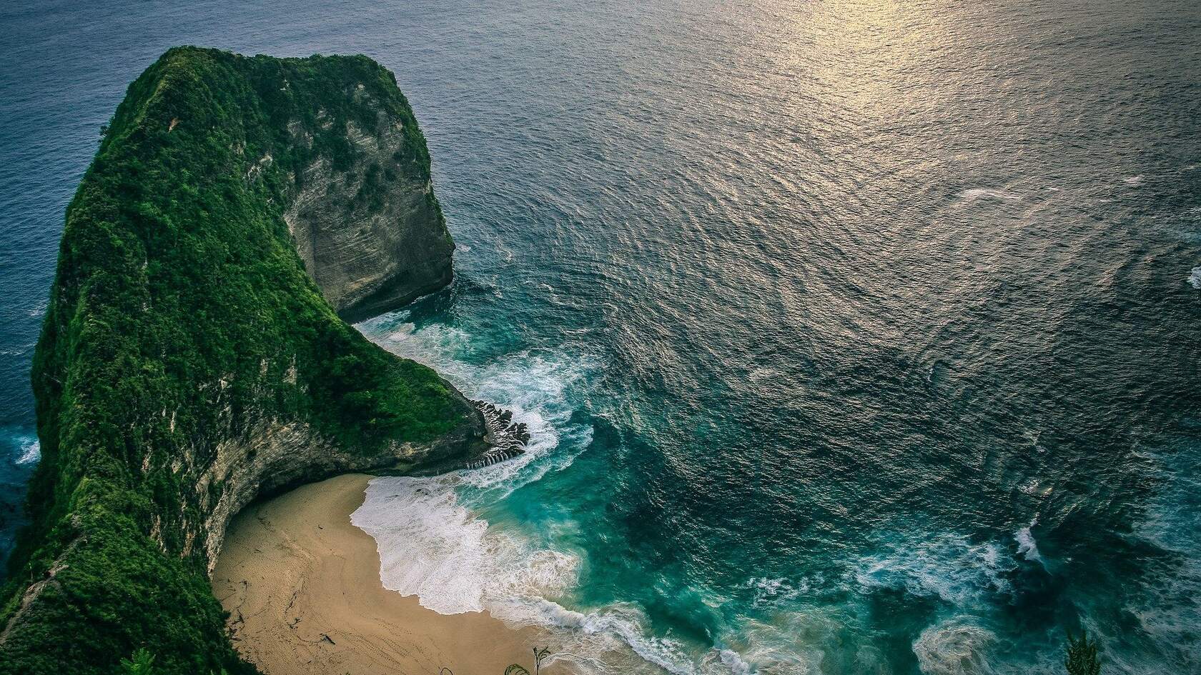 日落下的海岸 沙滩 悬崖 海洋自然风景高清俯瞰桌面壁纸图片第1张图片