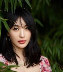 李菲儿性感迷人印花连衣裙森系写真，尽显白皙肌肤美胸和温柔气质组图4