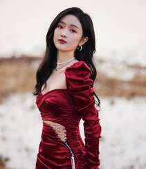 吴宣仪身着深V绸缎红连衣裙性感可爱滩涂地写真美照