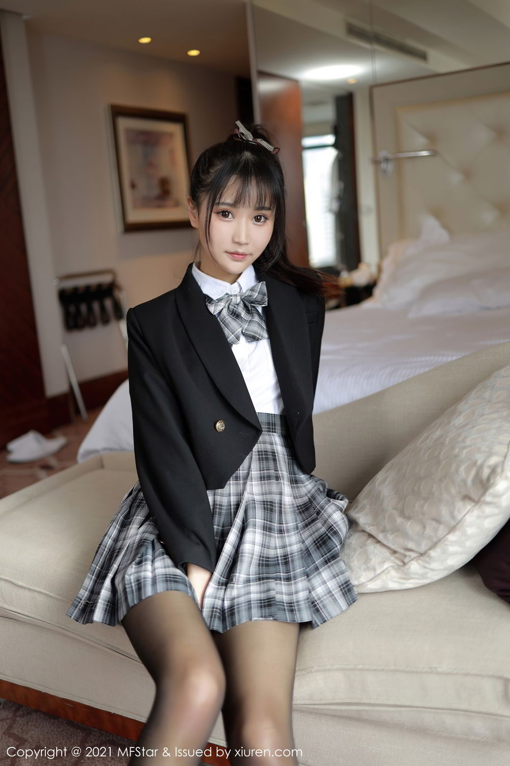 娇小灵动可爱美少女小果冻儿JK制服短裙黑丝袜居家好看写真套图套图2