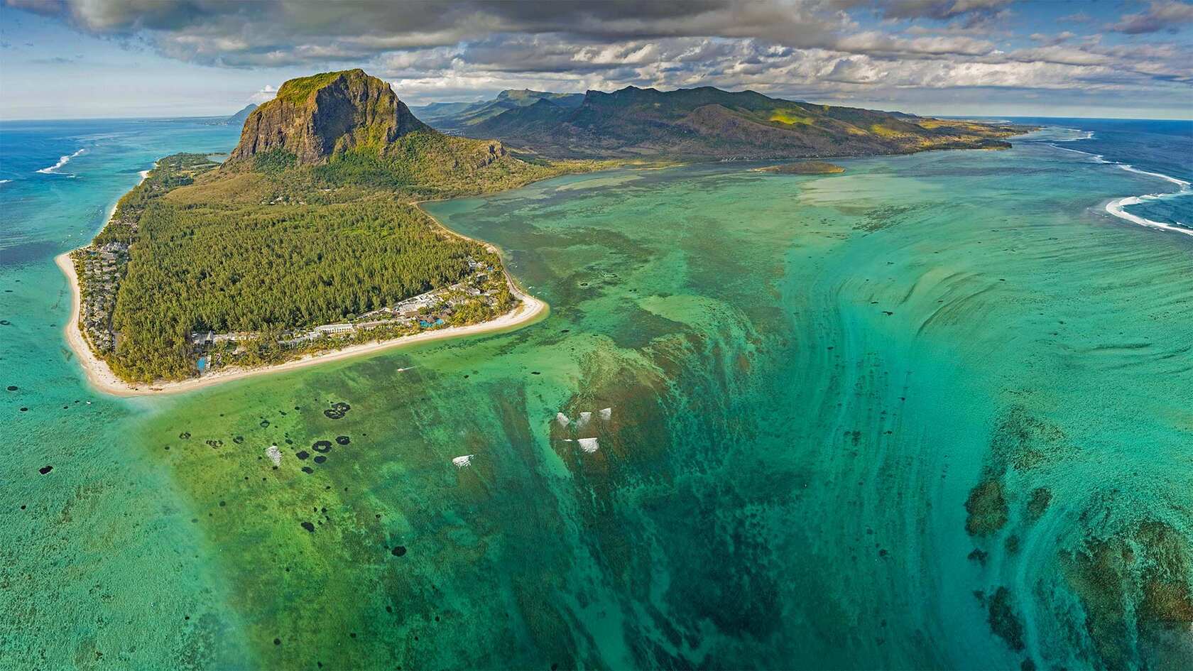 俯瞰视觉 湛蓝的海水，迷人的海岛 山水 树木风光景色旅游壁纸图片套图1
