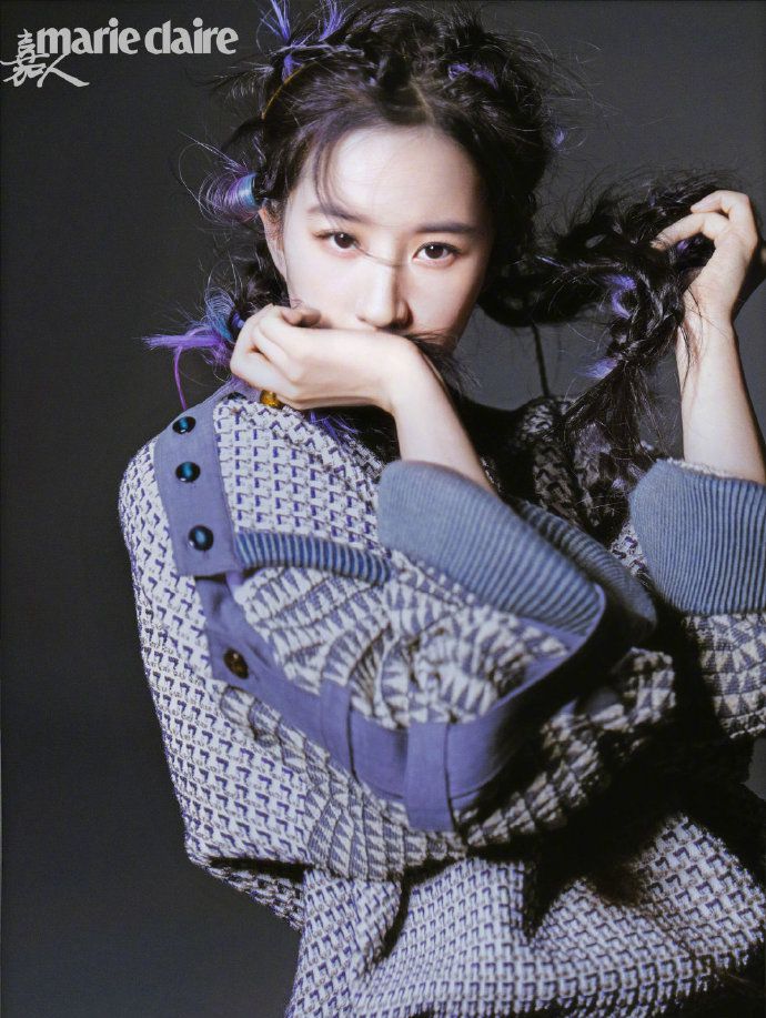 刘亦菲嘉人杂志写真美照，双麻花辫发型搭配酷飒穿搭，动感青春图片