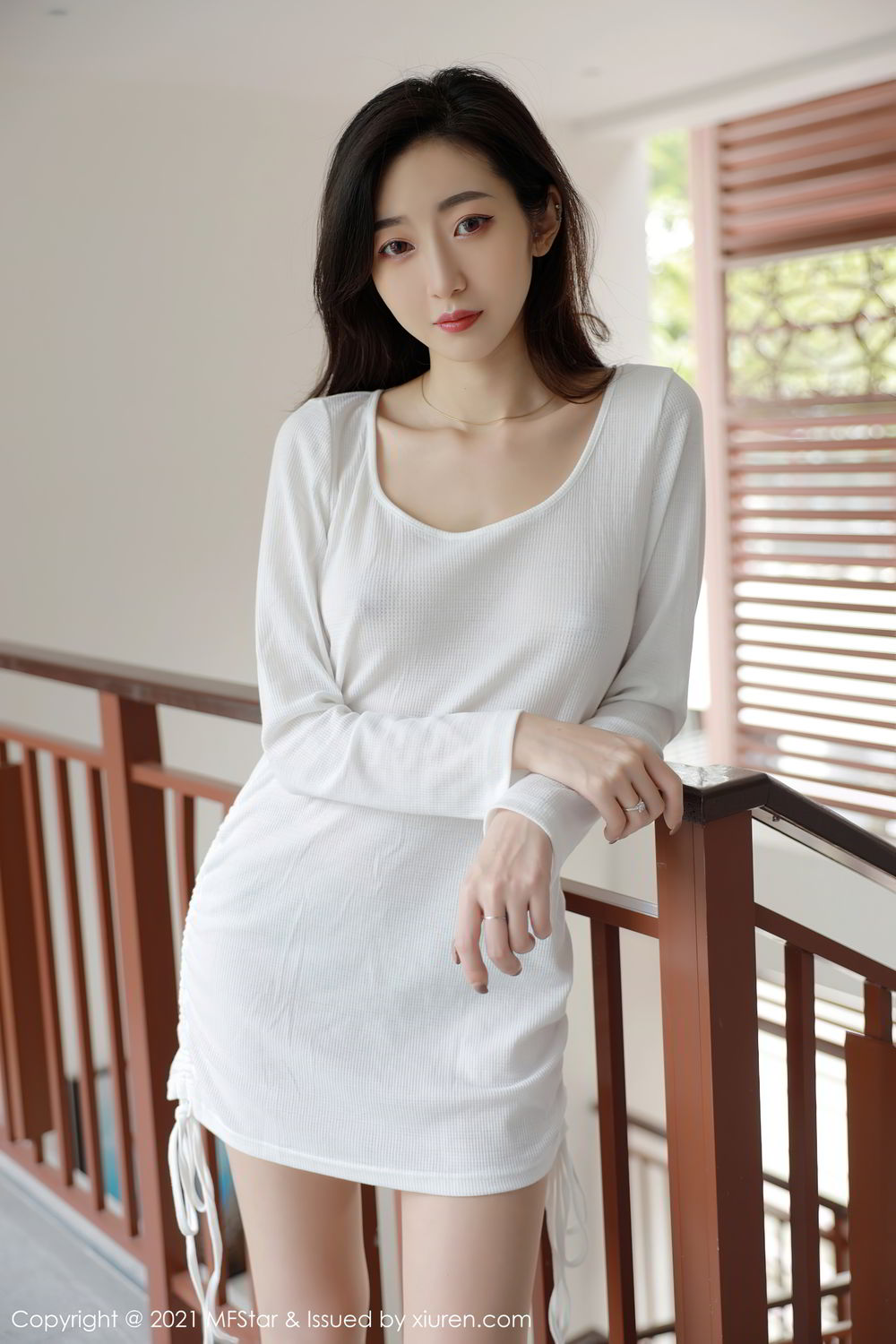 性感锁骨美女安琪Yee真空装白色棉裙凸点穿着尽显前凸后翘身材写真图集图片