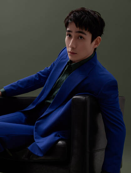 朱一龙优雅绅士帅气蓝色西服套装沙发写真照片