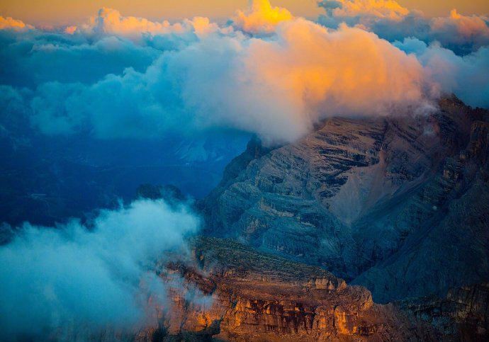 日照金山，人间仙境，云雾缭绕的意大利多洛米蒂山高空摄影美图
