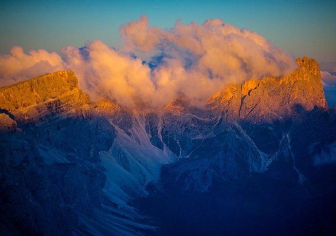 日照金山，人间仙境，云雾缭绕的意大利多洛米蒂山高空摄影美图
