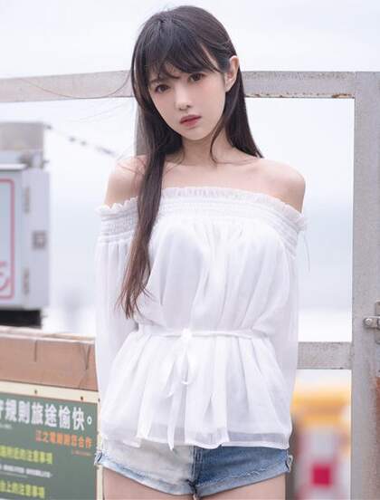 小脸蛋美女Shika小鹿鹿抹胸白衣牛仔短裤穿搭户外清新写真照片