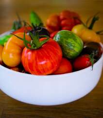 摆在桌上的西红柿（番茄）高清微距摄影美图欣赏