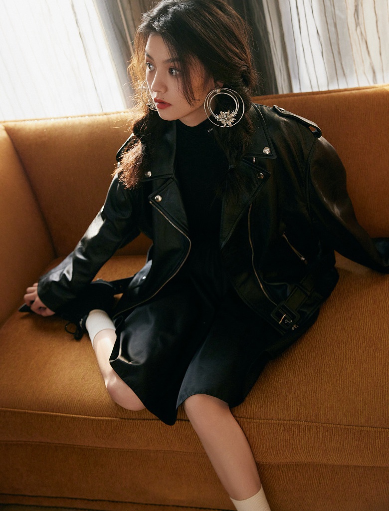 云南昆明籍美女演员春夏黑色皮衣高跟居家沙发慵懒写真照片图片