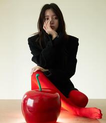 欧阳娜娜慵懒伤感迷人写真照，黑衣红丝袜穿搭，精选休闲随性气质