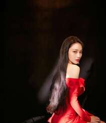 张馨予性感优雅红色连衣裙大秀美背写真图片组图2