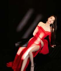 张馨予性感优雅红色连衣裙大秀美背写真图片组图3