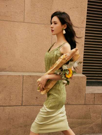 张予曦绿色连衣裙春日街拍写真，尽显法式优雅风情