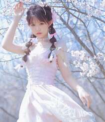 桃花林树下的双麻花辫清纯美少女萝莉清新公主裙装扮写真美照
