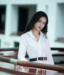 Angelababy杨颖清爽干练白色衬衫穿着气质写真照片组图1
