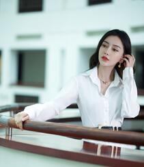 Angelababy杨颖清爽干练白色衬衫穿着气质写真照片组图5