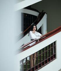 Angelababy杨颖清爽干练白色衬衫穿着气质写真照片组图8