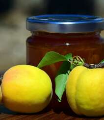 果实金黄，味甜多汁，熟透了的杏子果实高清静物摄影美图组图5
