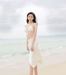 海边沙滩比基尼白裙美女安琪Yee性感旅拍写真显完美迷人身材组图3