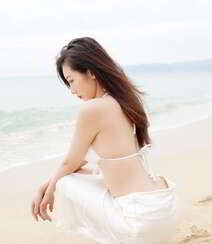 海边沙滩比基尼白裙美女安琪Yee性感旅拍写真显完美迷人身材组图7