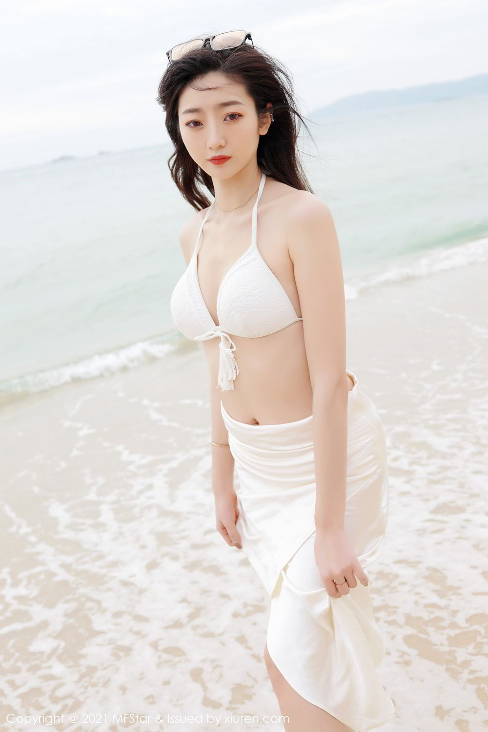 海边沙滩比基尼白裙美女安琪Yee性感旅拍写真显完美迷人身材图片