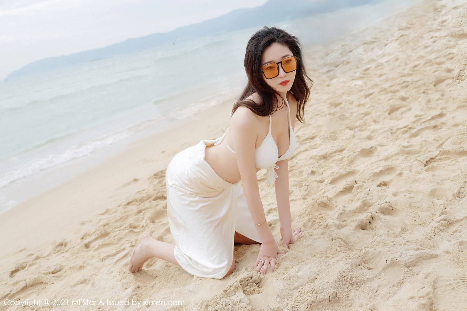 海边沙滩比基尼白裙美女安琪Yee性感旅拍写真显完美迷人身材图片