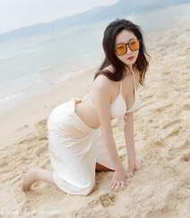 海边沙滩比基尼白裙美女安琪Yee性感旅拍写真显完美迷人身材组图23