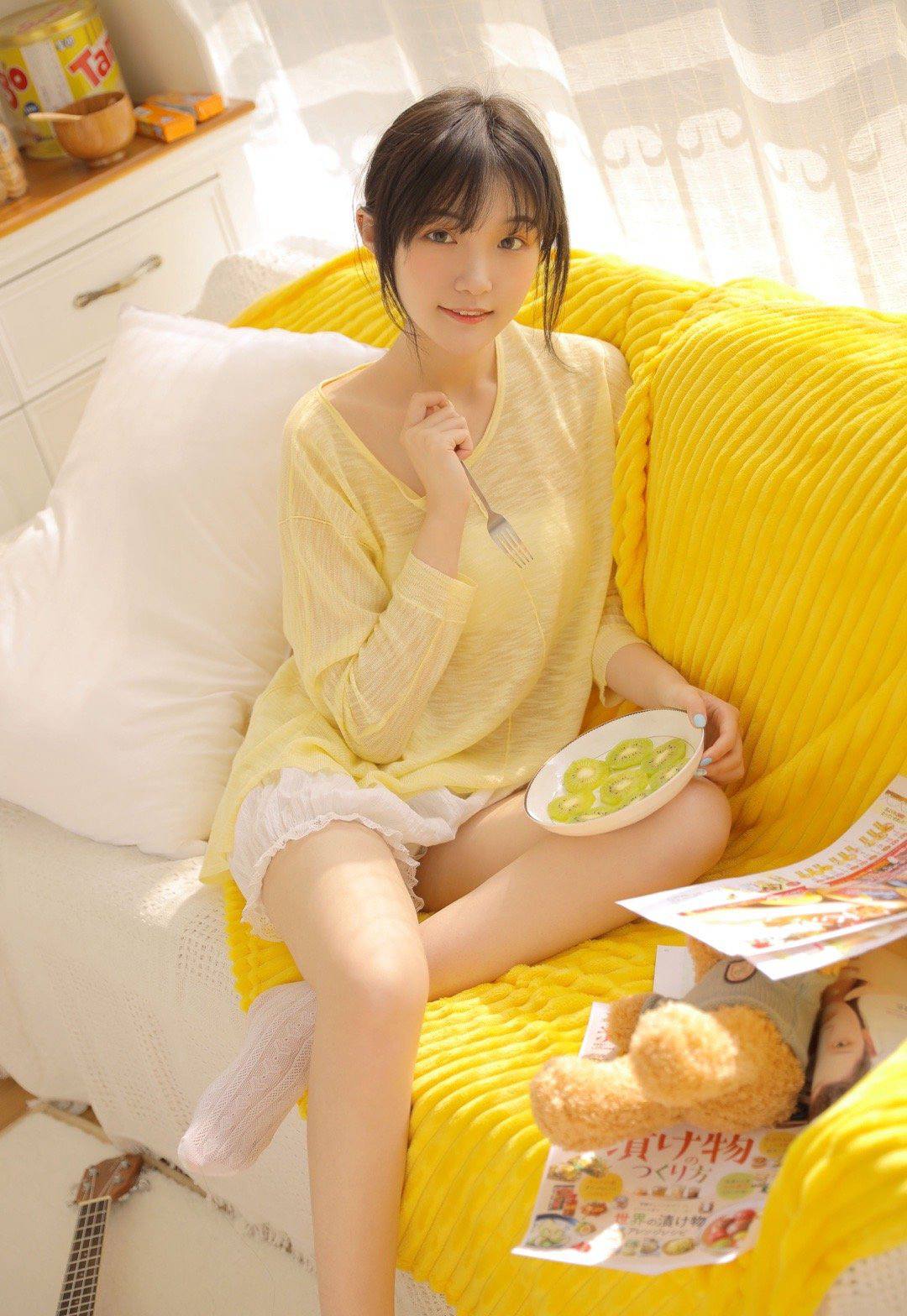 可盐可甜养眼甜美少女麦洛奇暖黄色衫搭配蕾丝白色短裤私房沙发写真美照图片