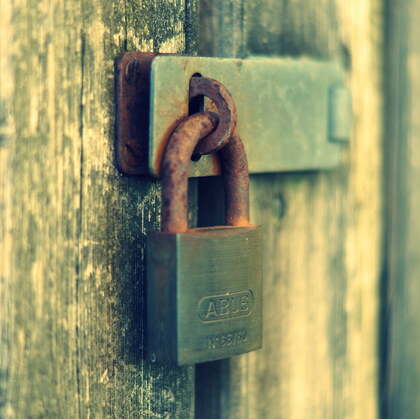 老旧门锁，螺栓，复古砖墙，冷色调非主流高清唯美图片