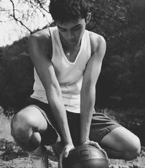 吴磊身着运动背心短裤化身篮球少年帅气写真照片