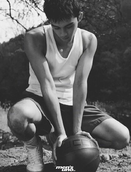 吴磊身着运动背心短裤化身篮球少年帅气写真照片