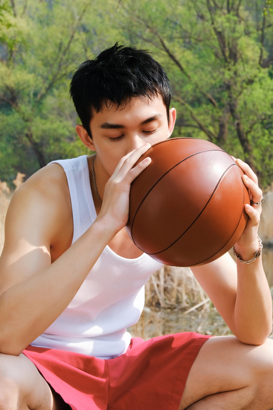 吴磊身着运动背心短裤化身篮球少年帅气写真照片图片