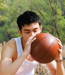 吴磊身着运动背心短裤化身篮球少年帅气写真照片组图3