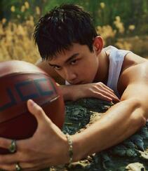 吴磊身着运动背心短裤化身篮球少年帅气写真照片组图5