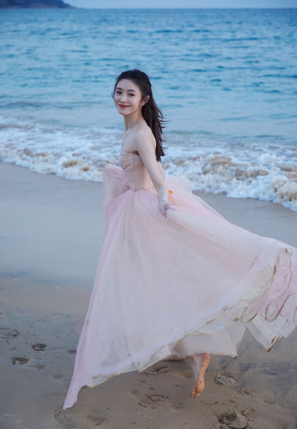 刘浩存抹胸婚纱裙礼服着身海边沙滩，椰树林清新元气写真图片图片