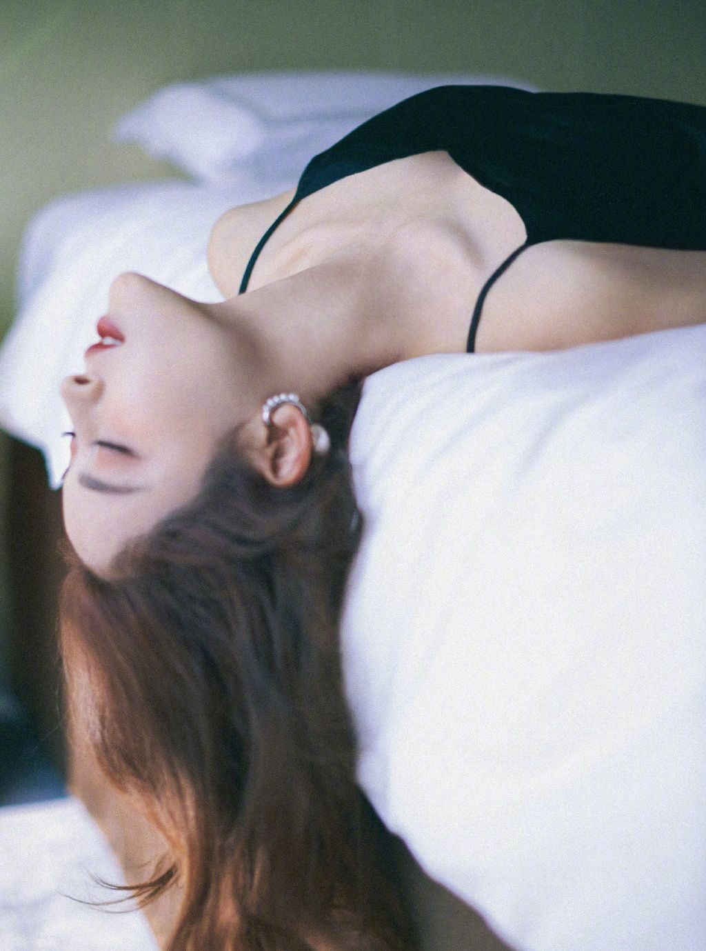 古力娜扎黑色吊带背心性感慵懒居家床上写真图片图片