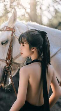 骑白马的少女，网红美少女露背装黑裙户外骑马性感写真手机壁纸图片组图3