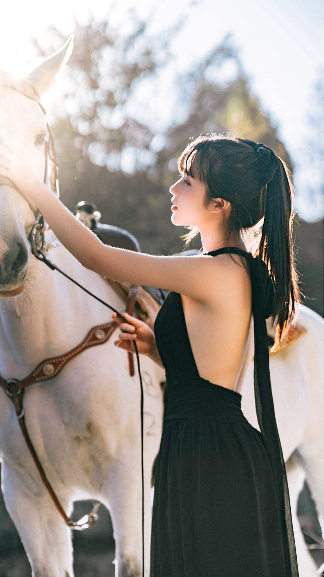 骑白马的少女，网红美少女露背装黑裙户外骑马性感写真手机壁纸图片第5张壁纸