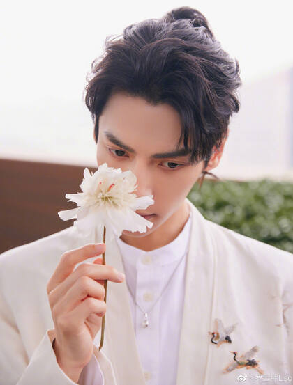 罗云熙化身白衣王子，手拿花朵，尽显魅力型男气质