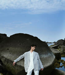 许光汉海边礁石帅气写真登新青年封面写真照片组图2
