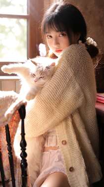 怀抱小猫咪的大眼睛可爱美少女居家温暖写真手机壁纸图片组图2