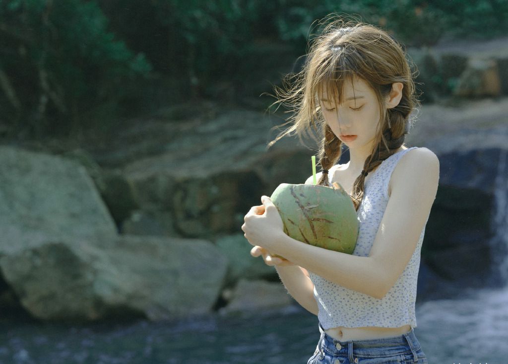 山间小溪里的双麻花辫清新少女小碎花衫牛仔短裤穿着写真美照图片