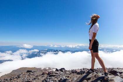 云雾缭绕的山峰 高峰景色，登上山顶的欧美运动美女高清壁纸图片