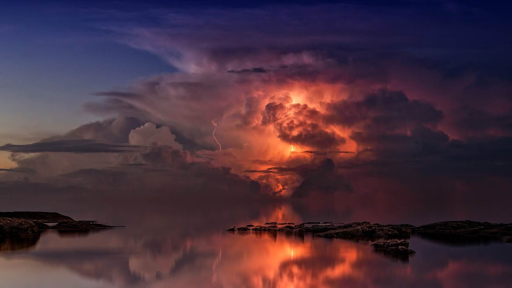 雷暴，海洋上空的雷暴，黑压压的乌云，敬畏大自然高清壁纸图片第1张图片
