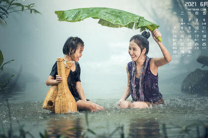 2021年6月日历图片，在大雨中捕鱼的两个越南少女，女孩壁纸图片