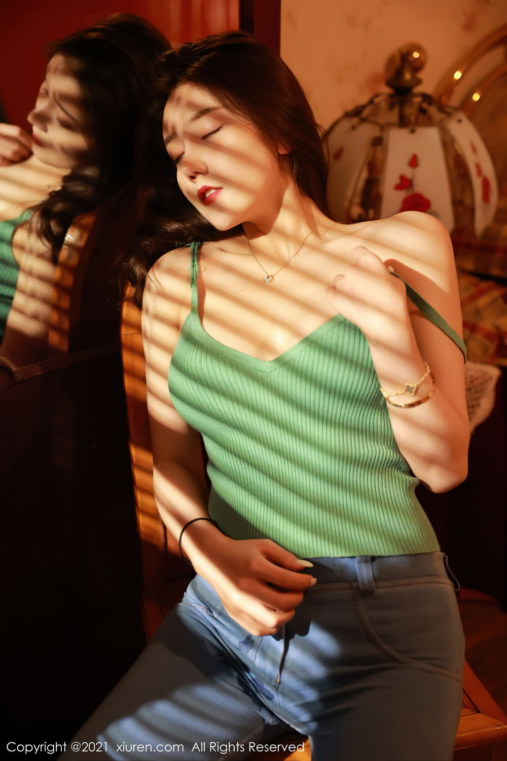 性感美女夏西CiCi紧身吊带衣牛仔裤穿着暖色调私房暧昧写真套图图片